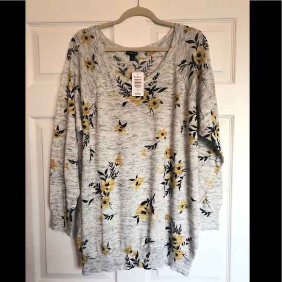 torrid Tops - Torrid Gray Floral Raglan Sweater - Size 4